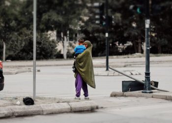 Kërkonin lëmoshë në Lipjan, 6 femra dhe 2 fëmijë romë janë dëbuar nga Kosova