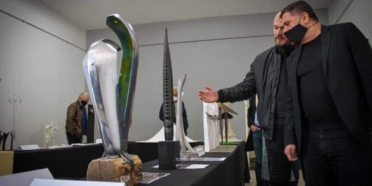 Në Gjilan hapet ekspozita e skulpturave monumentale