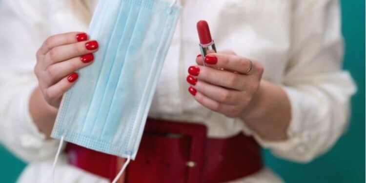 Maskat “ulin” me 20% shitjet e buzëkuqëve