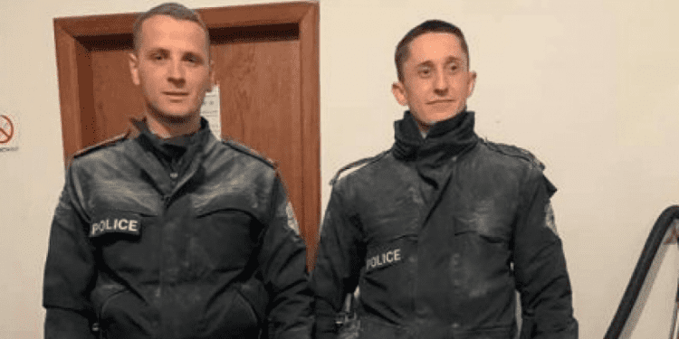 Flasin 2 policët se si arritën t’i shpëtojnë nga zjarri disa banorë në Fushë Kosovë