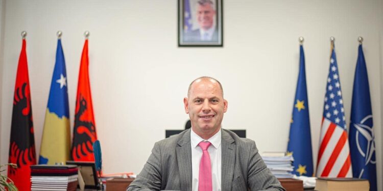 Kryetari Lladrovci uron 7 Marsin: Pa mësuesit tanë, arritjet tona nuk do të realizoheshin!