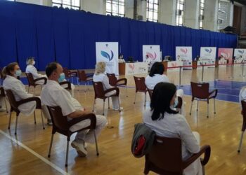 Vaksinohen rreth 300 persona nga personeli shëndetësorë