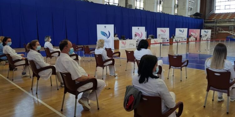 Vaksinohen rreth 300 persona nga personeli shëndetësorë