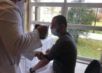 Në QKUK nis vaksinimi i stafit mjekësor