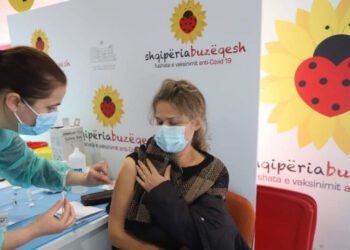 Fillon vaksinimi i mësuesve në të gjithë Shqipërinë
