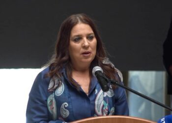 Dumoshi shpërndan libra për bibliotekat komunale