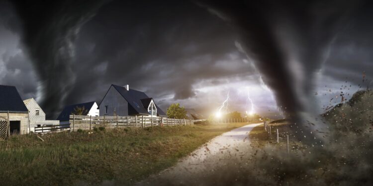 E frikshme, ja si mbesin në mes tornados këta 2 të rinjë, filmojnë gjithçka