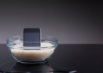 Mësoni ku ta vendosni telefonin nëse dëmtohet nga uji