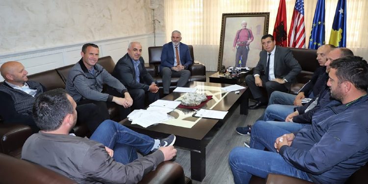 Agim Bahtiri priti në takim protestuesit nga ndërmarrja Trepça