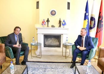 Ahmet Isufi i AAK-së takohet me zyrtarin britanik, flasin për menaxhimin e pandemisë