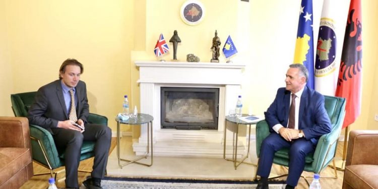 Ahmet Isufi i AAK-së takohet me zyrtarin britanik, flasin për menaxhimin e pandemisë