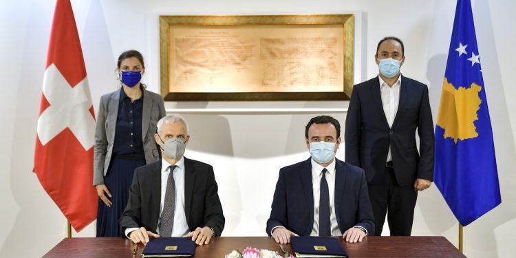 Kurti nënshkruan mbështetjen për ujra me ambasadorin e Zvcirës