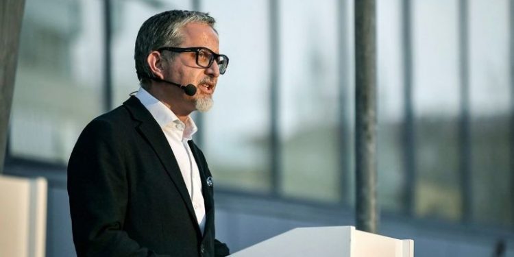 Edhe Ministria e Shëndetësisë ia huq me anglishten