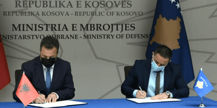 Mehaj nënshkruan marrëveshje me homologun e tij nga Shqipëria për fushën e mbrojtjes