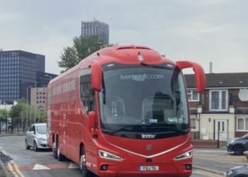 Autobusi i klubit të futbollit Liverpooli është bllokuar, a do të fillojë ndeshja?