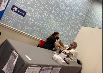 Vlora Dumoshi vaksionet merr vaksinën anti-COVID në Amerikë