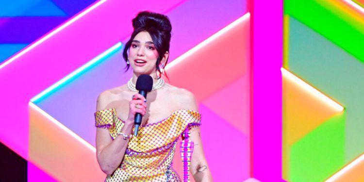 Dua Lipa mbrëm në Brit Awards performoi në mënyr teper të veçant