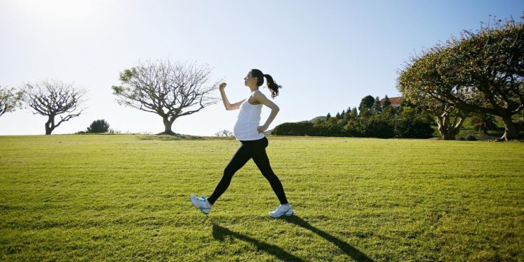 Sa duhet të ecë një grua gjatë shtatzanisë?