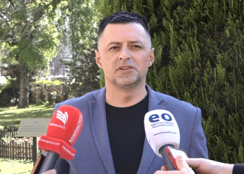 Infermieri Duraku dorëzon institucioneve disa kërkesa