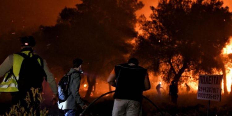 Zjarr i madh në malet greke, evakuohen 6 fshatra
