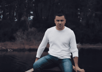 Genc Prelvukaj na sjell këngën e re “Hiena”