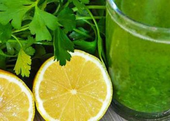 Si të luftoni rrudhat, njollat dhe reaksionet në lëkurë përmes majdanozit me limon