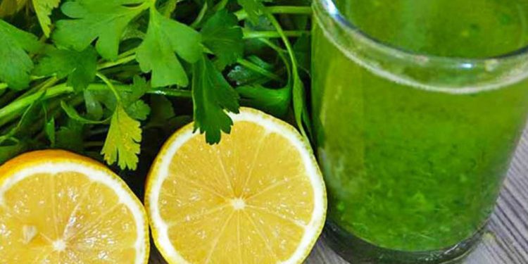 Si të luftoni rrudhat, njollat dhe reaksionet në lëkurë përmes majdanozit me limon