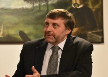Palmer mbërrinë në Kosovë, mirëpritet nga ambasadori Kosnett