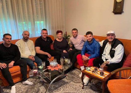 Mozzik viziton për festën e Bajramit mësuesen e shkollës fillore