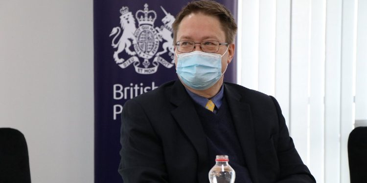 Ambasadori Abbott uron Fitër Bajramin: Shëndet dhe mbarësi