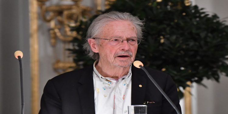 Peter Handke dekorohet me medalje të lartë nga Vuçiq