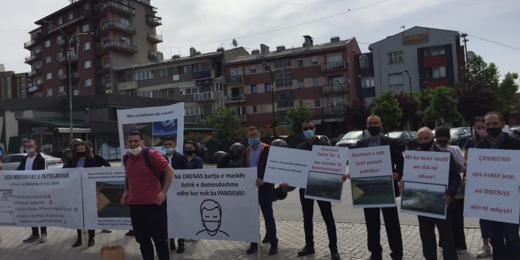Banorët e Drenasit protestojnë para ministrisë së Mjedisit