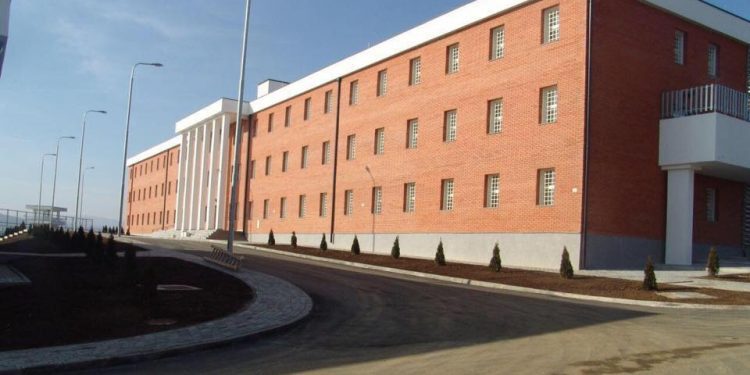 Kapet me substancë narkotike zyrtari korrektues në qendrën e paraburgimit