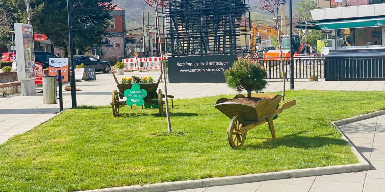 Deçani vendosë lula për të zbukuruar ambientin e qytetit