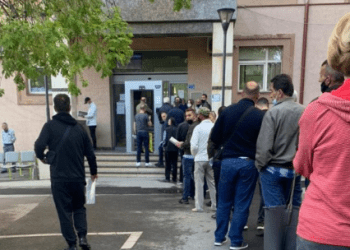 Radhë të gjata të qytetarëve edhe në komunën e Prishtinës