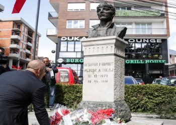 Haradinaj bën homazhe në Deçan: Sakrifica e dëshmorëve faktor i paqes dhe stabilitetit