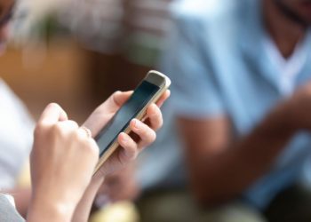 Antropologët: Telefonat janë bërë vendi ku jetojmë, jo shtëpitë tona