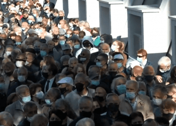 Tollovi dhe radhë të gjata për vaksinim