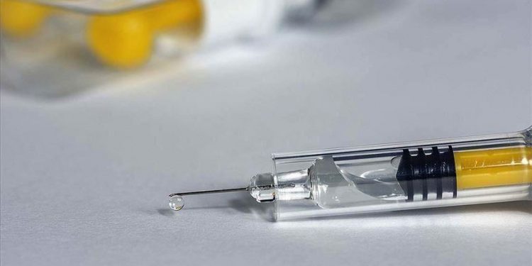 Ministria e Shëndetësisë ende pa kontratë për vaksina, opozita e akuzon për neglizhencë