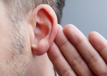 Mënyra natyrale si t’i hiqni tapat e dyllit në vesh