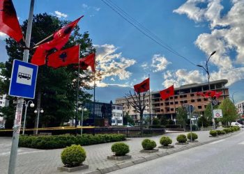 Deçanasi kanos zyrtarët policor gjatë intervistimit