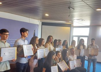 Ministrja Nagavci ndan çmimet “Shkencëtari i ri”, premton 1.000 bursa për nxënës