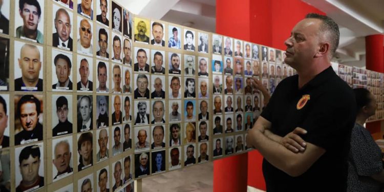 Në Deçan është hapur ekspozita “N’rrugë drejtë lirisë”