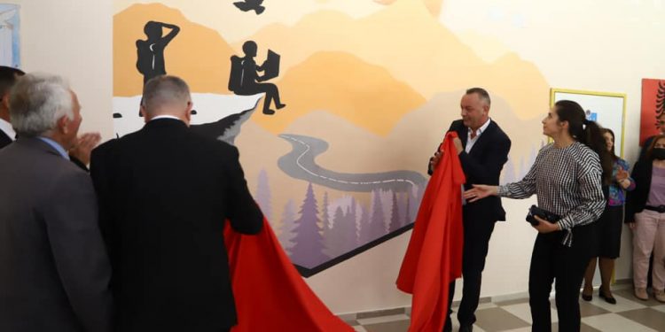 Nxënësit nga Deçani hapin ekspozitë në nderim të Ditës së Çlirimit