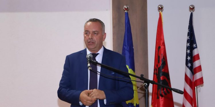 Bashkim Ramosaj kërkon ndihmën e qytetarëve të Deçanit për shkërimin e Fatjona Kurmehaj