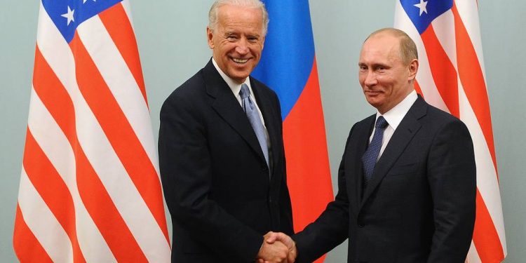 Zëdhënësi i Kremlinit: Marrëdhënia kritike SHBA-Rusi, arsye për takimin e liderëve