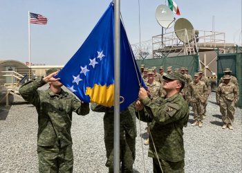 Flamuri i Kosovës ngritet në Kuvajt përmes misionit paqësor të FSK-së