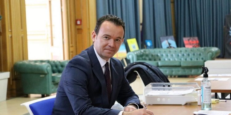 Ministri i Bujqësisë ka 5841 euro në bankë dhe 48 mijë euro detyrime financiare