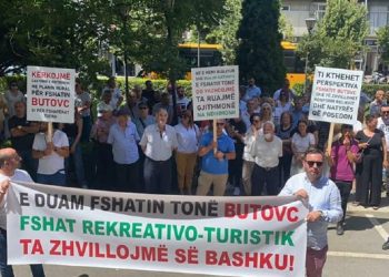 Banorët e fshatit Butovc protestojnë para komunës së Prishtinës, këto janë kërkesat e tyre