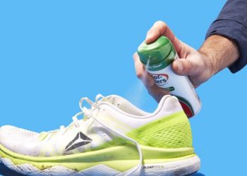 Mënyra të lehta si ta eliminoni erën e pakëndshme të këpucëve